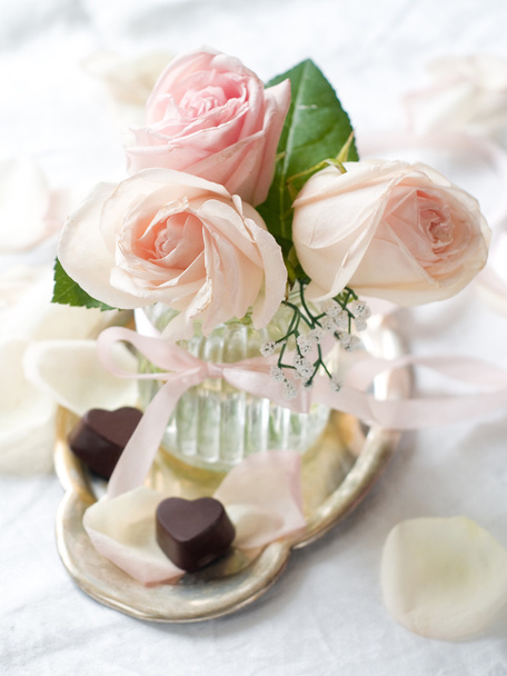 Cream roses and candies - Фото, изображение