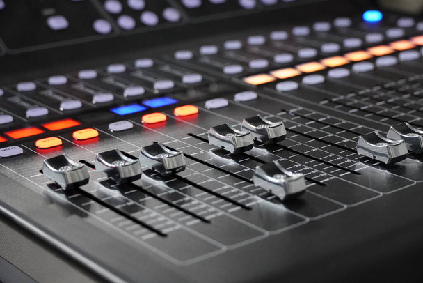 Audio DJ pannello di controllo del mixer audio remoto per la musica. primo piano macro vista da vicino - Foto, immagini