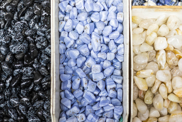 Fragments de roche multicolores en vente dans un magasin de roche - Photo, image