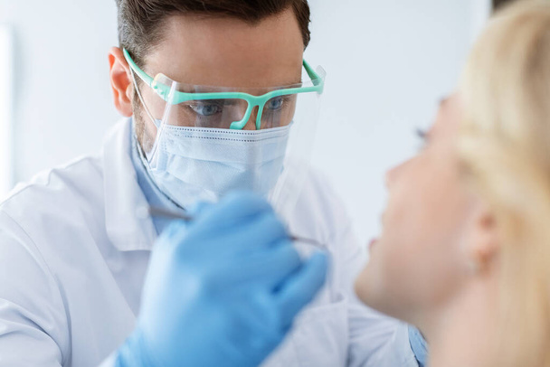 Zbliżenie stomatologa wykonującego leczenie dla pacjentki - Zdjęcie, obraz