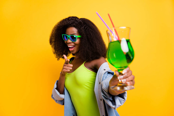 Фотопортрет красивої дівчини, що показує палець коктейлю в літній вечірці ізольований яскраво-жовтий кольоровий фон
 - Фото, зображення