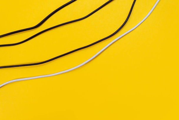 USB vezetékek sárga háttérrel - Fotó, kép