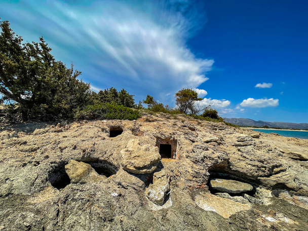 Yunanistan 'ın Laconia kentindeki en eski batık şehir Pavlopetri' nin tarih öncesi mezarlığının deniz manzarası. Yaklaşık 5000 yıllık. Akdeniz 'in en eski şehridir.. - Fotoğraf, Görsel