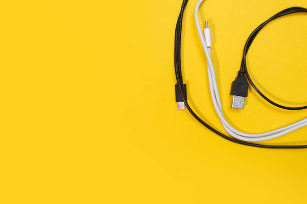 USB провода на желтом фоне - Фото, изображение