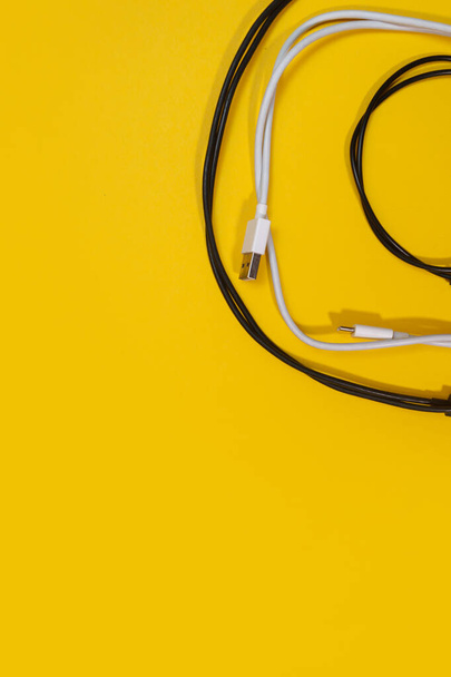 USB wires on a yellow background - Fotoğraf, Görsel