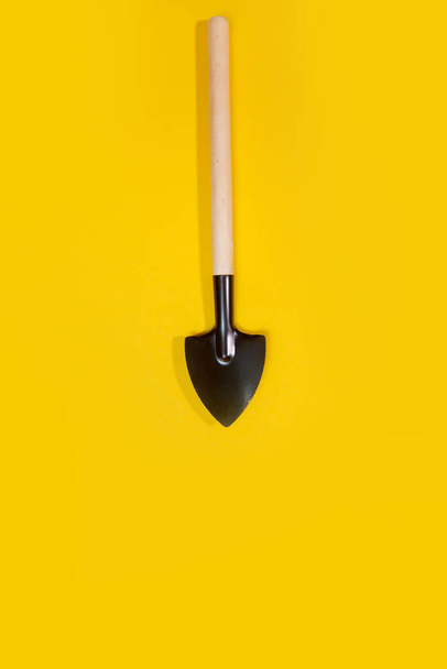 Садовые инструменты на желтом фоне - Фото, изображение