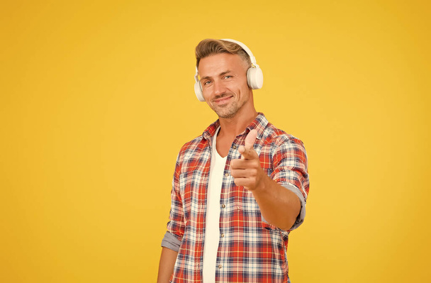 Feel the rhythm. Happy man listen to music pointing index finger. Music technology. Modern technology. Fun and entertainment. Listening to it the way you should - Fotoğraf, Görsel