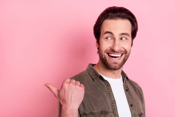 Portrait of attractive cheerful guy demonstrating copy empty space cool offer isolated over pink pastel color background - Fotoğraf, Görsel