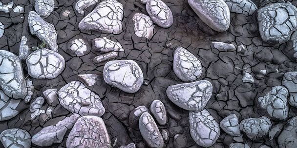 Getextureerde droge stenen na rivieroverstroming - Foto, afbeelding
