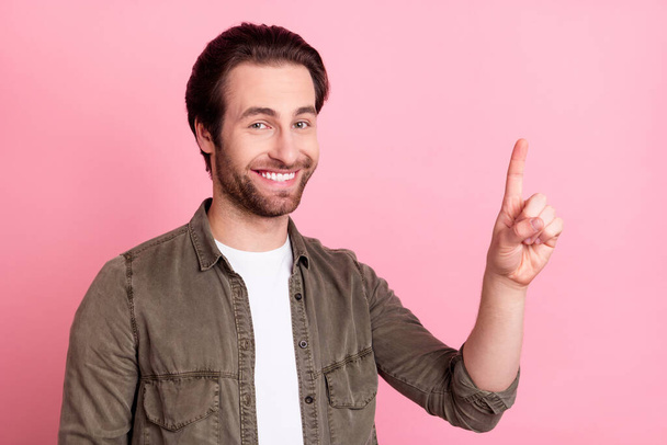 Photo of young man happy positive smile point finger have idea pefect great creative genius isolated over pink color background - Φωτογραφία, εικόνα