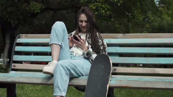 Menő korcsolyázó lány sms a szabadban. - Felvétel, videó