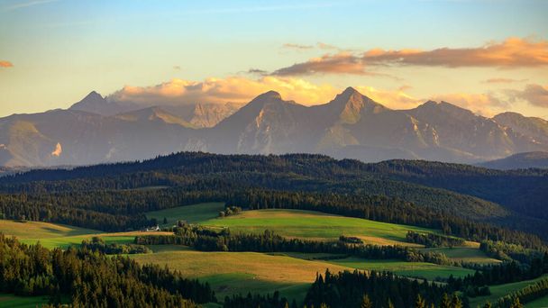 Vue sur Belianske Tatras depuis le village polonais - Photo, image