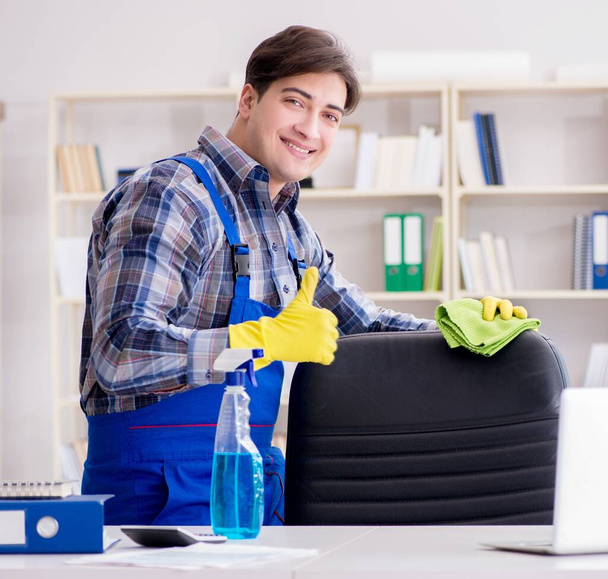 Мужской уборщик работает в офисе - Фото, изображение