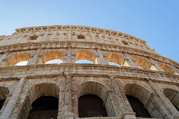 Ρώμη, Ιταλία - 14 Αυγούστου 2019. Κολοσσαίο, Φλαβικό αμφιθέατρο, καλοκαιρινή μέρα. - Φωτογραφία, εικόνα