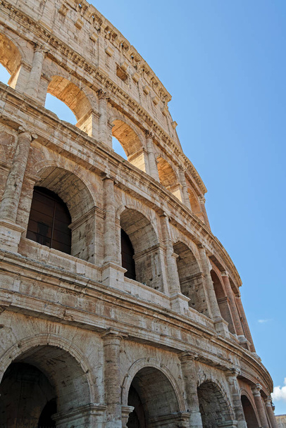 Roma, Itália - 14 de agosto de 2019. Coliseu, anfiteatro flaviano, dia de verão. - Foto, Imagem