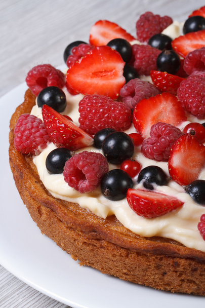 Delicioso pastel con bayas frescas de cerca vertical
  - Foto, imagen