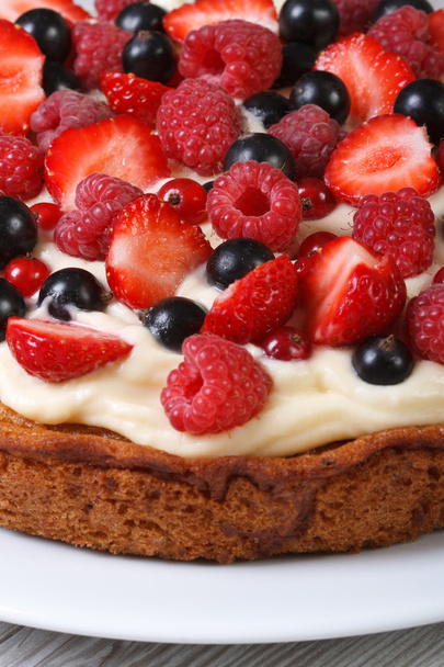 torta com framboesas frescas e morangos fechar vertical
  - Foto, Imagem
