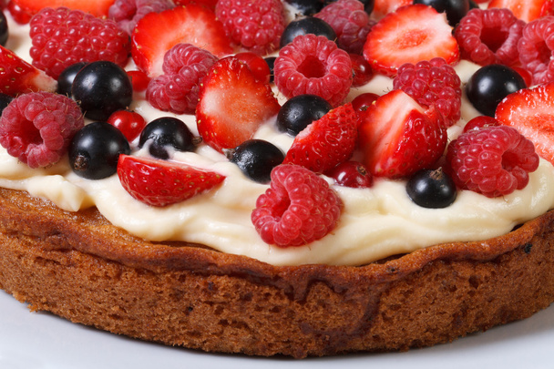 barevný koláč s čerstvým ovocem a smetanou zblízka  - Fotografie, Obrázek