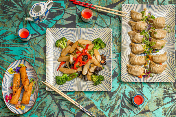 アジア料理、エビロール、蒸し餃子、野菜と椎茸のパスタのトップビュー - 写真・画像