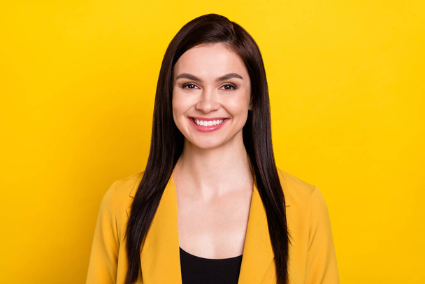 Φωτογραφία της νεαρής ελκυστική γυναίκα των επιχειρήσεων ευτυχής θετικό χαμόγελο αυτοπεποίθηση απομονώνονται σε κίτρινο χρώμα φόντο - Φωτογραφία, εικόνα