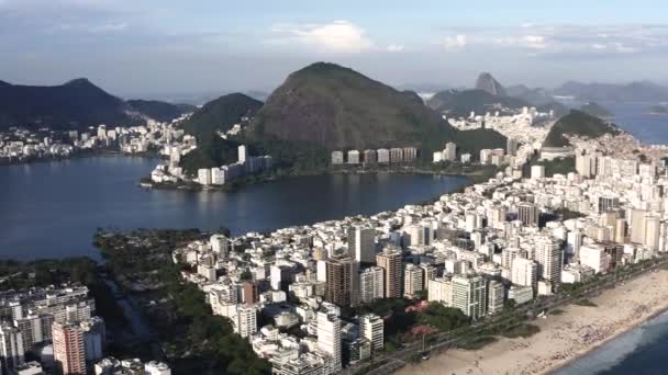 Вид с воздуха на лагуну Родриго де Фрейтас и пляж Ипанема. Рио-де-Жанейро Бразилия, Южная Америка. - Кадры, видео