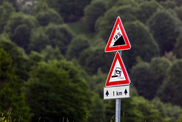Una señal de tráfico en las montañas - Foto, Imagen
