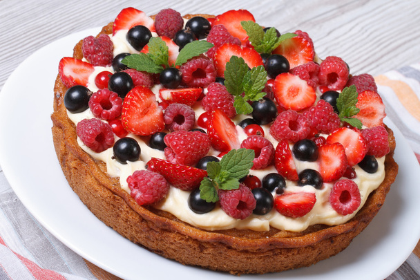 pastel de bayas con fresas frescas, frambuesas, grosellas, menta
  - Foto, imagen