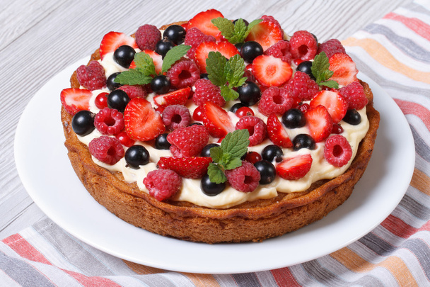tarta de bayas con fresas, frambuesas, grosellas, menta
 - Foto, imagen