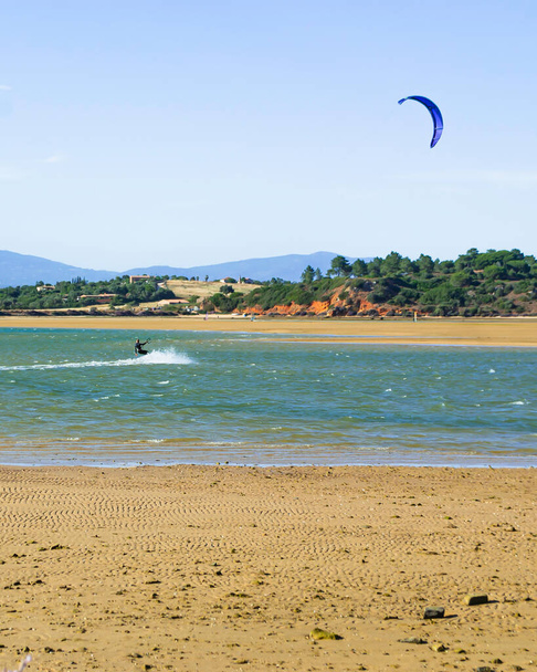 Kite Surfing, um tipo extremo de recreação à água - Foto, Imagem