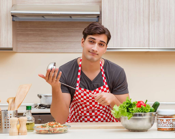 Mies mies kokki ruoanlaitto keittiössä - Valokuva, kuva