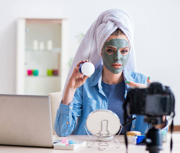 Beauty blogger recording video for vlog - Foto, afbeelding