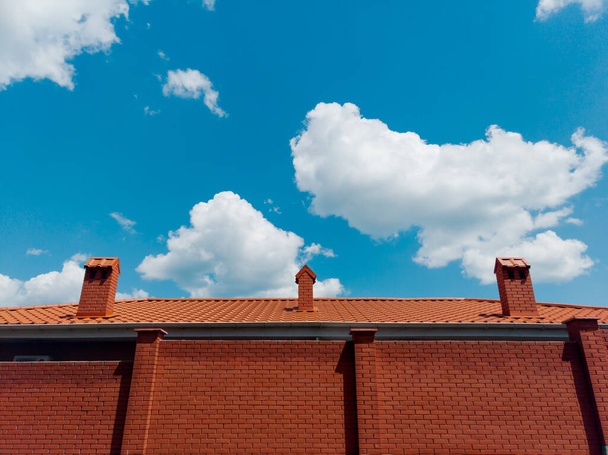 димохід на даху цегляної будівлі експресивне небо
 - Фото, зображення