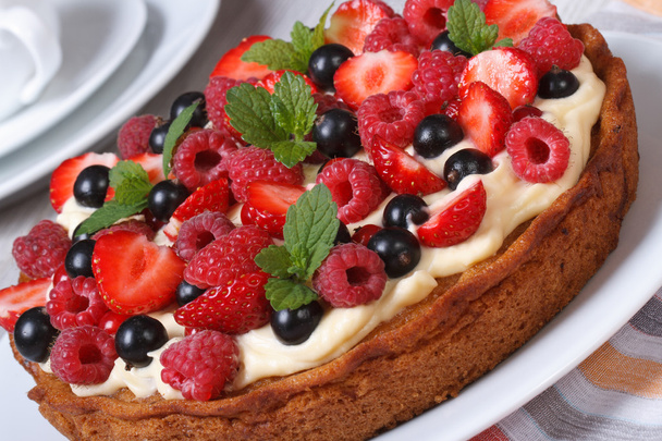 Berry koláč zdobený jahody, maliny, máta - Fotografie, Obrázek