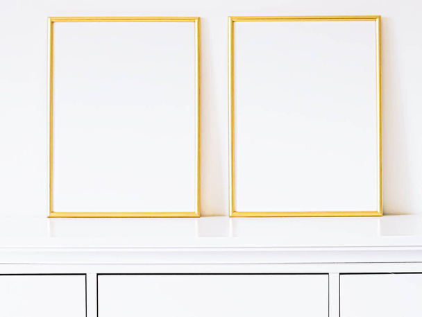 白い家具の黄金のフレーム、豪華な家の装飾とモックアップのためのデザイン、ポスタープリントと印刷可能なアート、オンラインショップショーケース - 写真・画像