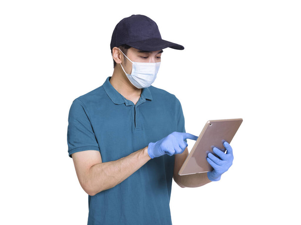 Les jeunes coursiers, qui travaillent pendant l'épidémie de covidé-19, portent des vêtements bleus, des chapeaux, des masques et des gants pour protéger  - Photo, image