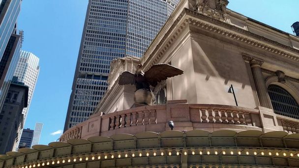 Sculpture of the American Eagle over the corner entrance of the Grand Central at Vanderbilt Avenue and East 42nd Street, iconic architectural detail, New York, NY, USA - May 11, 2021 - Fotoğraf, Görsel