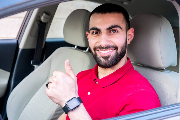 Homem árabe dirigindo seu carro com sorriso e sentindo-se confiante - Foto, Imagem