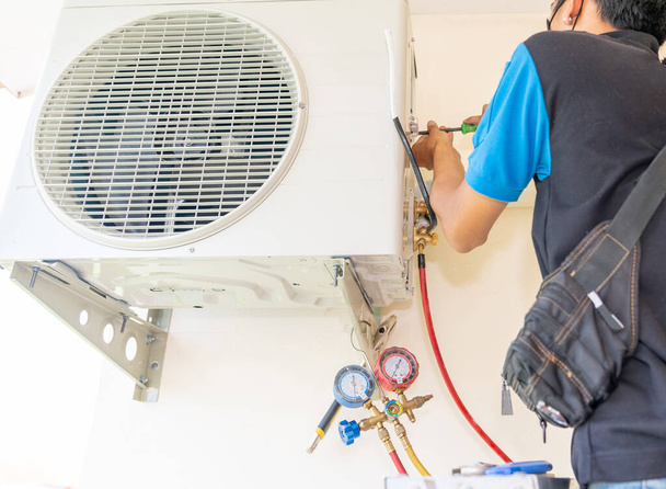 Technician Installation  Air Conditioner Outdoor Unit vacuum refrigerant. - Photo, Image