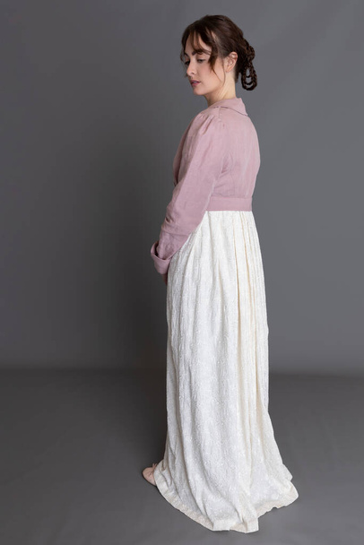 Femme régence portant une robe crème brodée et un spencer en lin rose - Photo, image