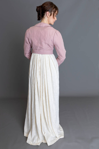 刺繍クリームドレスとピンクのリネンのスペンサーを身に着けているリージェンシー女性 - 写真・画像