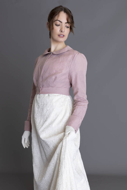 刺繍クリームドレスとピンクのリネンのスペンサーを身に着けているリージェンシー女性 - 写真・画像