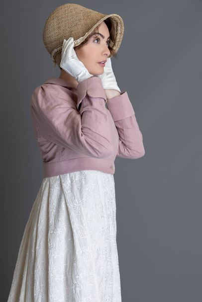 Femme régence portant une robe crème brodée et un spencer en lin rose - Photo, image