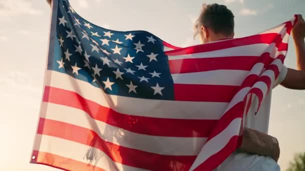 Bundesfeiertag. Unabhängigkeitstag am 4. Juli mit amerikanischer Nationalflagge gefeiert - Filmmaterial, Video