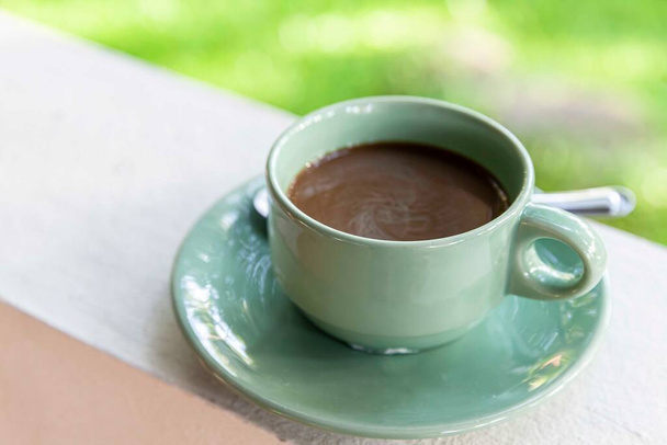 Uma xícara de café americana quente na mesa dentro de um café moderno - Foto, Imagem