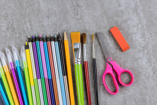 Різноманітні кольорові канцелярські товари на трибунах шкільного приладдя
 - Фото, зображення
