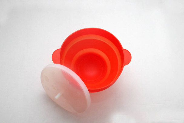 Összecsukható piros szilikon tartály mikrohullámú popcornhoz - Fotó, kép