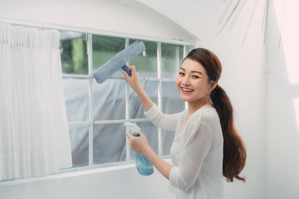 Evdeki pencereyi temizleyen kadın, yakın çekim. Ev işleri. - Fotoğraf, Görsel