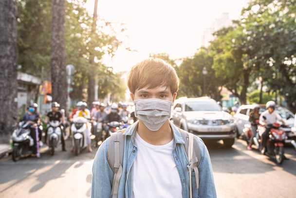 Toeristische man met masker met een koffie tijdens het lopen op straat, reizen concept in de nieuwe normale - Foto, afbeelding