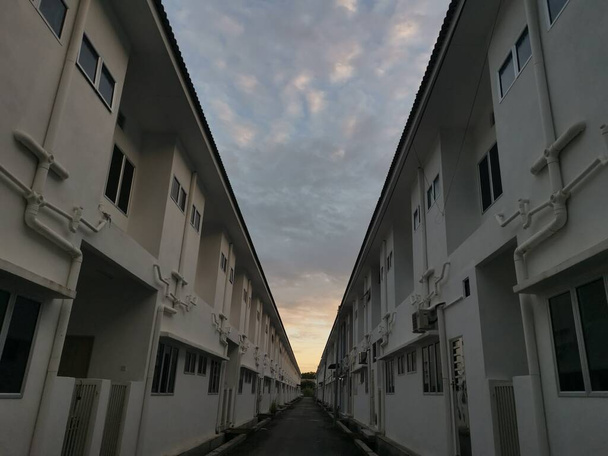 барвисте небо в симетричному ряду будівлі
 - Фото, зображення