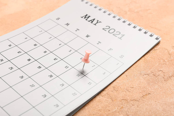 Calendario con data appuntata su sfondo a colori, primo piano - Foto, immagini